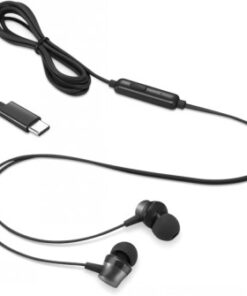 Lenovo USB-C in-ear kõrvaklapid musta kaabliga Mustad Lenovo USB-C-napikõrvaklapid, millel on õhuke kaabel ja juhtnupud. Näha on kogu kõrvaklappide komplekt.