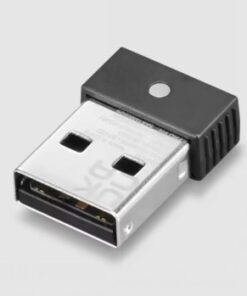 Hõbedane ja must Lenovo USB-A Bluetooth-helivastuvõtja lähivaates laual.