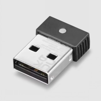 Lenovo USB-A Bluetooth Audio Receiver G2 - kompaktne juhtmevaba vastuvõtja Hõbedane ja must Lenovo USB-A Bluetooth-helivastuvõtja lähivaates laual.