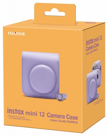 Fujifilm Instax Mini 12 kaamera helesinine kaitseümbris Heleroheline Fujifilm Instax Mini 12 kaamera kaitseümbris pakendi kõrval.