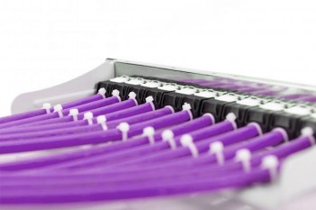 Digitus CAT 6 paigalduskaabel, lillad juhtmed ühendatud süsteemis Lähivõte lillast CAT 6 paigalduskaablist, mis on ühendatud patchpaneeliga korrektselt organiseeritud viisil.