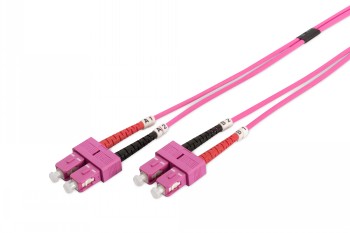 Digitus FO Patch Cord, duplex-fiiberoptiline kaabel SC/SC-liidesega, 1 m Kaks roosat SC/SC-liidesega duplex-fiiberoptilist kaablit valgel taustal.