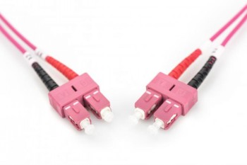 Digitus FO Patch Cord, duplex, SC-SC, OM4 50/125 µ, 1 m. Kvaliteetne kiudkaabel. Roosa duplex-kiudkaabel SC-SC-pistikutega, 1 meetri pikkune. Valge taust.