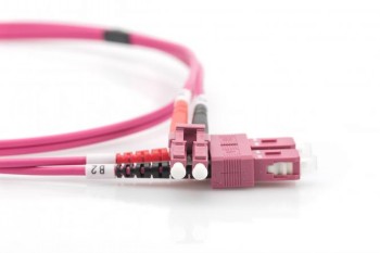 Digitus duplex FO-patchkaabel LC-SC pistikutega, 1 m, roosa Roosa duplex FO-patchkaabel LC- ja SC-pistikupestega, lähivõte valgel taustal.