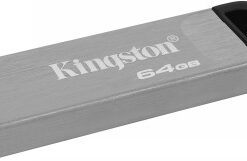 Hõbedane Kingston 64 GB USB-mälupulk, metallkorpus ja must liides.