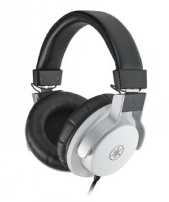Valged Yamaha HPH-MT7W high-end monitorkõrvaklapid. Valged Yamaha HPH-MT7W monitorkõrvaklapid mustade patjade ja peapaelaga.