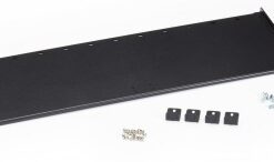 Must metallist Black Box'i rack-adapter, sisaldab kinnituspolte ja komponente valgel taustal.