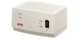 Kreemjas APC Line-R 1200VA pingeregulaator, LED-tuled ja lüliti ees.