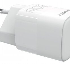 Valge Celly USB-C seinalaadija, millel on kompaktne ja minimalistlik disain, ning kaks hõbedast pistikut.