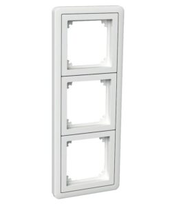 Valge Schneider Electric Exxact 3-osaline raam, ristkülikukujuline kuju ja kolm ava koos adapteriga.