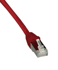 Schneider Electric Actassi Cat6a ühenduskaabel, punane 1m Punane Schneider Electric Cat6a S/FTP kaabliga ühenduskaabel, RJ45 pistik lähivaates lauapinnal.
