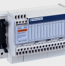 Valge Schneider Electric Modicon Telefast 16 releemoodul, ühendusportide ja nummerdatud signaaltuledega.