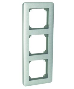 Schneider Electric Exxact Solid 3-osaline raam harjatud teras Kolmeosalise harjatud terasest värvi elektriraam vertikaalses asendis valgel taustal.