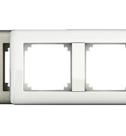 Schneider Electric Exxact 2-osaline kohandatav raam, Primo-valge Kaks sujuvalt ühendatavat ristkülikukujulist raamipaneeli, valge ees ja metallikmust taustal.