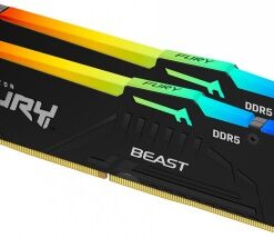 Kaksi Kingston Fury Beast RGB -DDR5-muistikampaa mustilla lämpösuojilla ja värikkäällä valaistuksella, sivukuva.