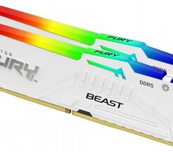 Kaksi valkoista Kingston Fury Beast DDR5 -muistikampaa, RGB-valaistu yläosa ja selkeät tuotemerkinnät, sivuprofiilista kuv...