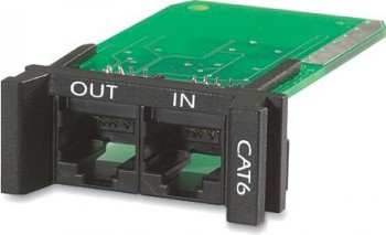 APC 1U Cat 6 võrgukaitsemoodul, vahetatav ja rack-paigaldatav Roheline trükkplaat ja must pistik, millel on märgised OUT ja IN ning CAT6, horisontaalasendis.